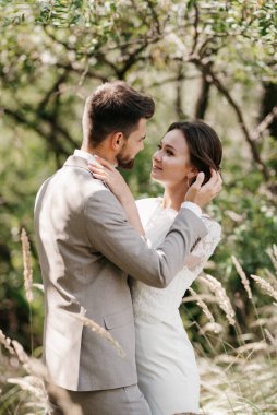 Bir erkek ve bir kız yeni evliler yazın ormanda yürüyorlar.