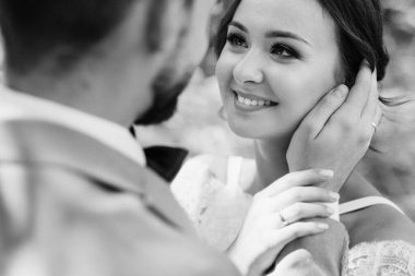 Bir erkek ve bir kız yeni evliler yazın ormanda yürüyorlar.