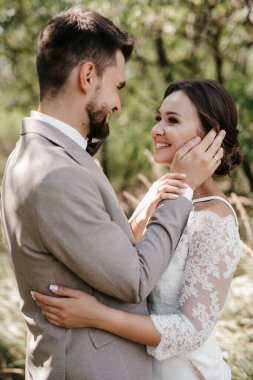 Bir erkek ve bir kız yeni evliler yazın ormanda yürüyorlar.