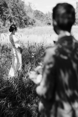 Bir erkek ve bir kız yeni evliler yazın ormanda yürüyorlar.