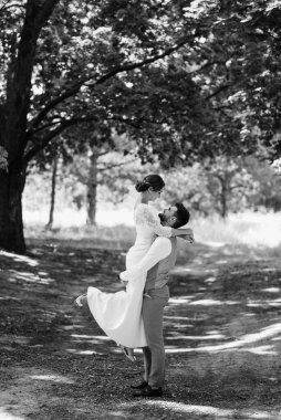 Bir erkek ve bir kız yeni evliler yazın ormanda yürüyorlar.