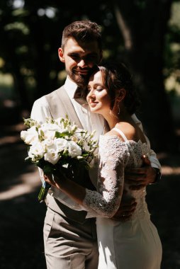 Bir erkek ve bir kız yeni evliler yazın ormanda yürüyorlar.