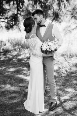 Bir erkek ve bir kız yeni evliler yazın ormanda yürüyorlar.