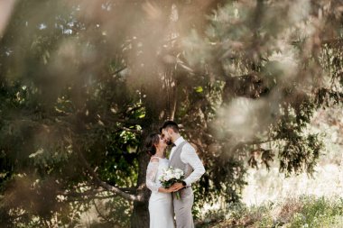 Bir erkek ve bir kız yeni evliler yazın ormanda yürüyorlar.