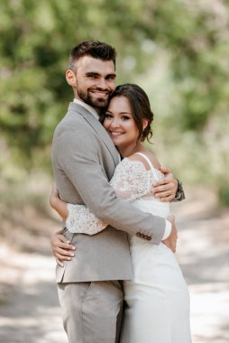 Bir erkek ve bir kız yeni evliler yazın ormanda yürüyorlar.