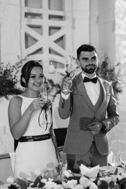 Yeni evlilerin portresi düğün şöleninde başkanlık makamında.