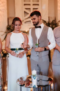 Annelerden yeni evlilere mumların yardımıyla düğün ateşinin nakli