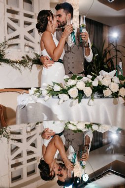 Yeni evlilerin portresi düğün şöleninde başkanlık makamında.