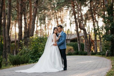 Gelin ve damadın parktaki ilk buluşması.