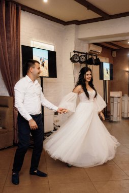 Gelin ve damadın bir restoranda ilk dansı.