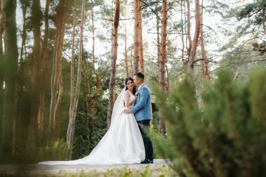 Gelin ve damadın parktaki ilk buluşması.