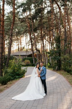 Gelin ve damadın parktaki ilk buluşması.