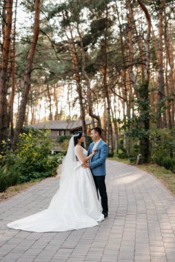 Gelin ve damadın parktaki ilk buluşması.