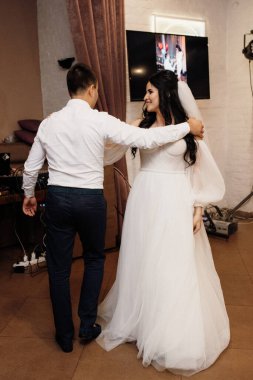 Gelin ve damadın bir restoranda ilk dansı.