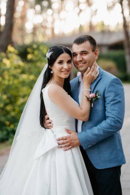 Gelin ve damadın parktaki ilk buluşması.