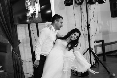 Gelin ve damadın bir restoranda ilk dansı.