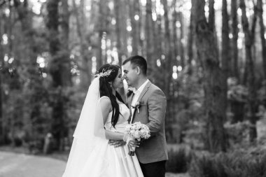 Gelin ve damadın parktaki ilk buluşması.