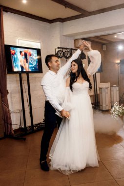 Gelin ve damadın bir restoranda ilk dansı.