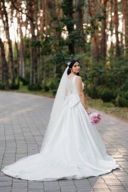 Mutlu gelin portresi Parkta pofuduk gelinlik içinde