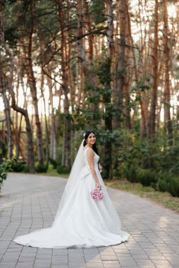 Mutlu gelin portresi Parkta pofuduk gelinlik içinde