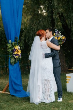 Ormandaki yeşil bir çayırda aşık genç bir çiftin düğün töreni.