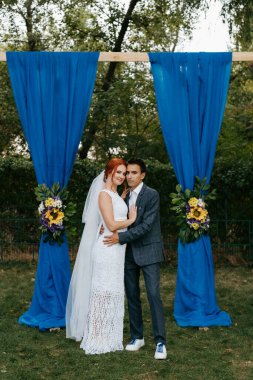 Ormandaki yeşil bir çayırda aşık genç bir çiftin düğün töreni.