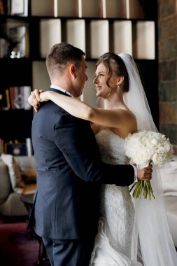 Gelin ve damadın otelde ilk buluşması.