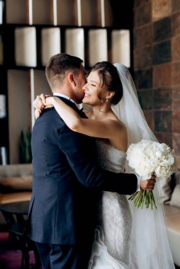 Gelin ve damadın otelde ilk buluşması.