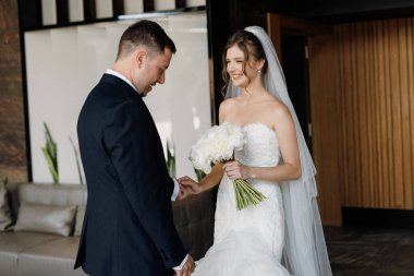 Gelin ve damadın otelde ilk buluşması.