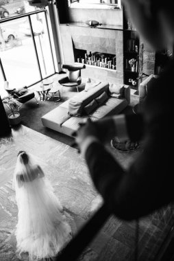 Gelin ve damadın otelde ilk buluşması.