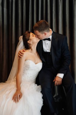 Gelin ve damadın otelde ilk buluşması.