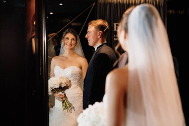 Gelin ve damadın otelde ilk buluşması.