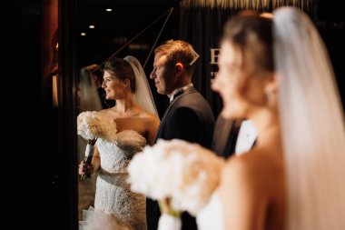 Gelin ve damadın otelde ilk buluşması.