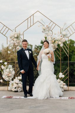 Yeni evlilerin düğün seremonisi nehrin arka planındaki restoranda.