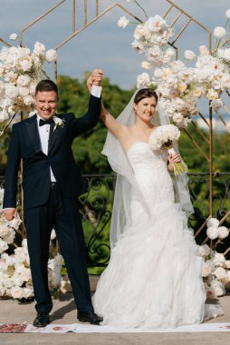 Yeni evlilerin düğün seremonisi nehrin arka planındaki restoranda.