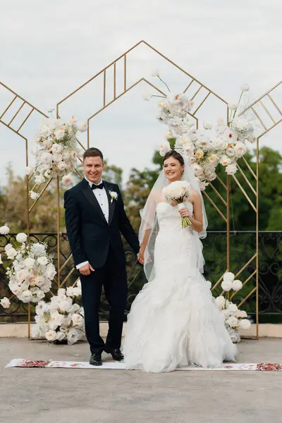 Yeni evlilerin düğün seremonisi nehrin arka planındaki restoranda.