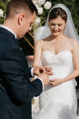 Yeni evlilerin düğün seremonisi nehrin arka planındaki restoranda.