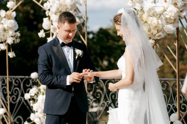 Yeni evlilerin düğün seremonisi nehrin arka planındaki restoranda.