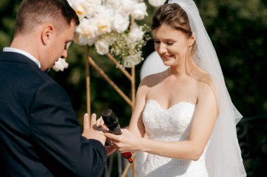 Yeni evlilerin düğün seremonisi nehrin arka planındaki restoranda.