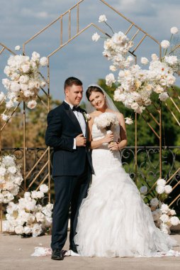 Yeni evlilerin düğün seremonisi nehrin arka planındaki restoranda.