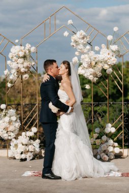 Yeni evlilerin düğün seremonisi nehrin arka planındaki restoranda.