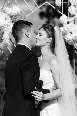 Yeni evlilerin düğün seremonisi nehrin arka planındaki restoranda.