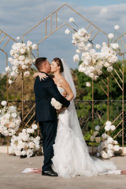 Yeni evlilerin düğün seremonisi nehrin arka planındaki restoranda.