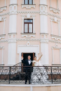 Yeni evlilerin düğün seremonisi nehrin arka planındaki restoranda.