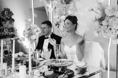 Yeni evlilerin portresi düğün şöleninde başkanlık makamında.