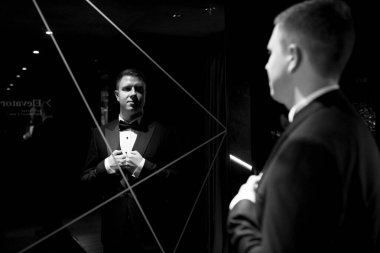 Otel içinde mavi smokinli damadın portresi.