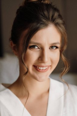 Sabah makyajı ve gelinin otel odasında hazırlanması.