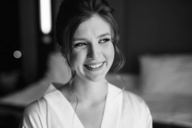 Sabah makyajı ve gelinin otel odasında hazırlanması.