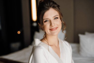 Sabah makyajı ve gelinin otel odasında hazırlanması.