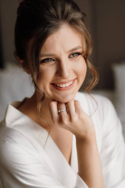 Sabah makyajı ve gelinin otel odasında hazırlanması.